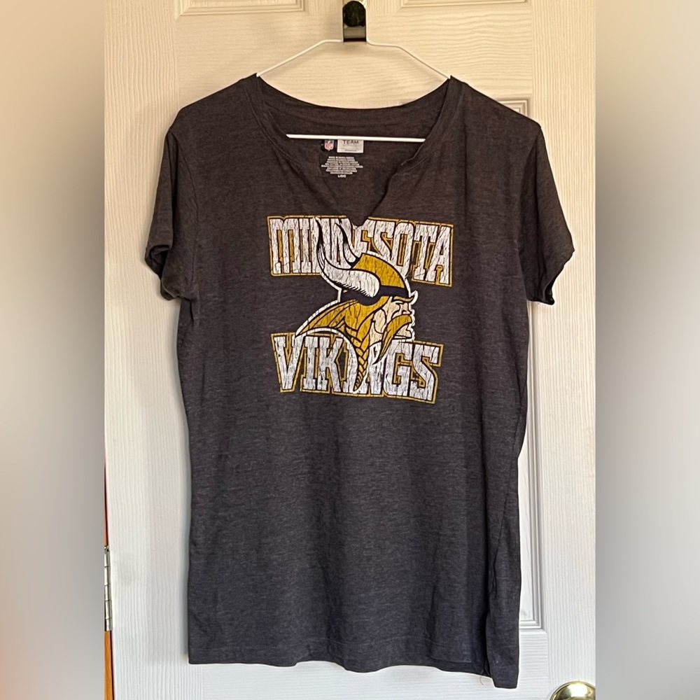 NFL Team Apparel Minnesota Vikings Gray T-Shirt V-Neck Women’s Sz L EUC